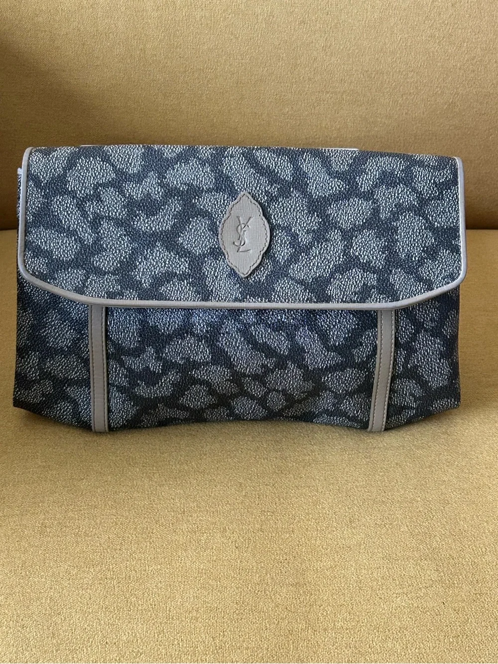 Yves Saint Laurent Giraffe Print Women’s Foldover Clutch Bag - Picture 1 of 14